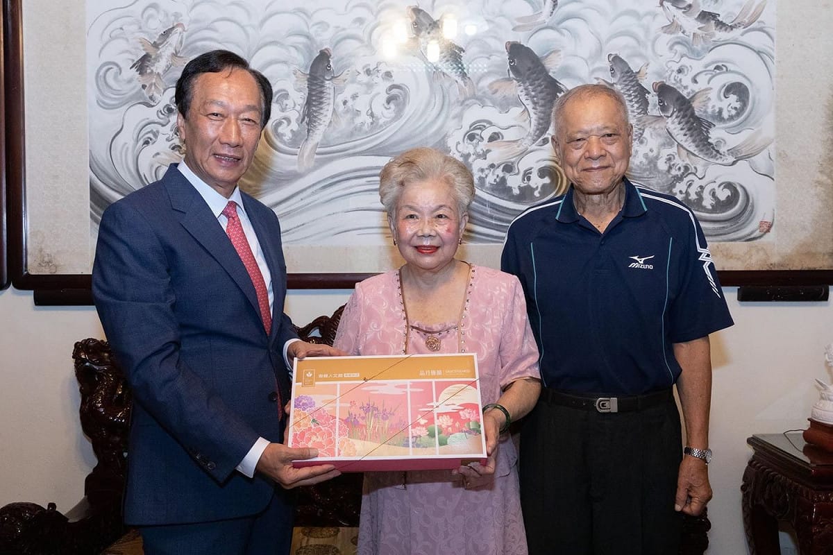 柯媽何瑞英（圖中）抨擊民進黨綁住總統蔡英文。 圖：台灣民眾黨/提供