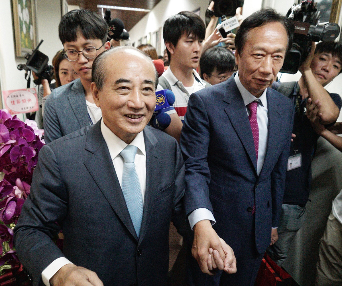 鴻海創辦人郭台銘選不選2020還沒說出口，但動作不少，早上才跟民眾黨主席柯文哲在新竹合體，9時30分親赴前立法院長王金平的「鎮江辦公室」，會見王金平並致贈月餅。 圖：張良一/攝