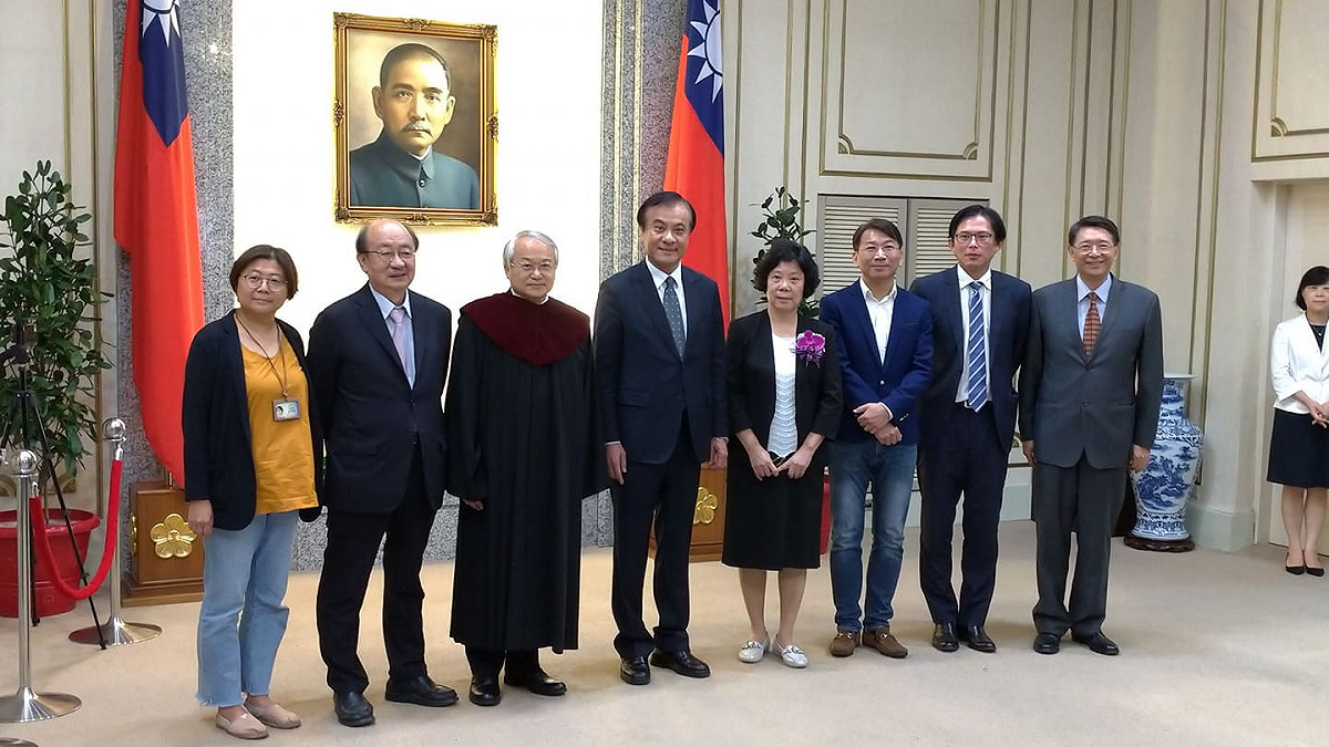 鄭秀玲(右四)今天上午宣誓就職。 圖:陳佩君/攝