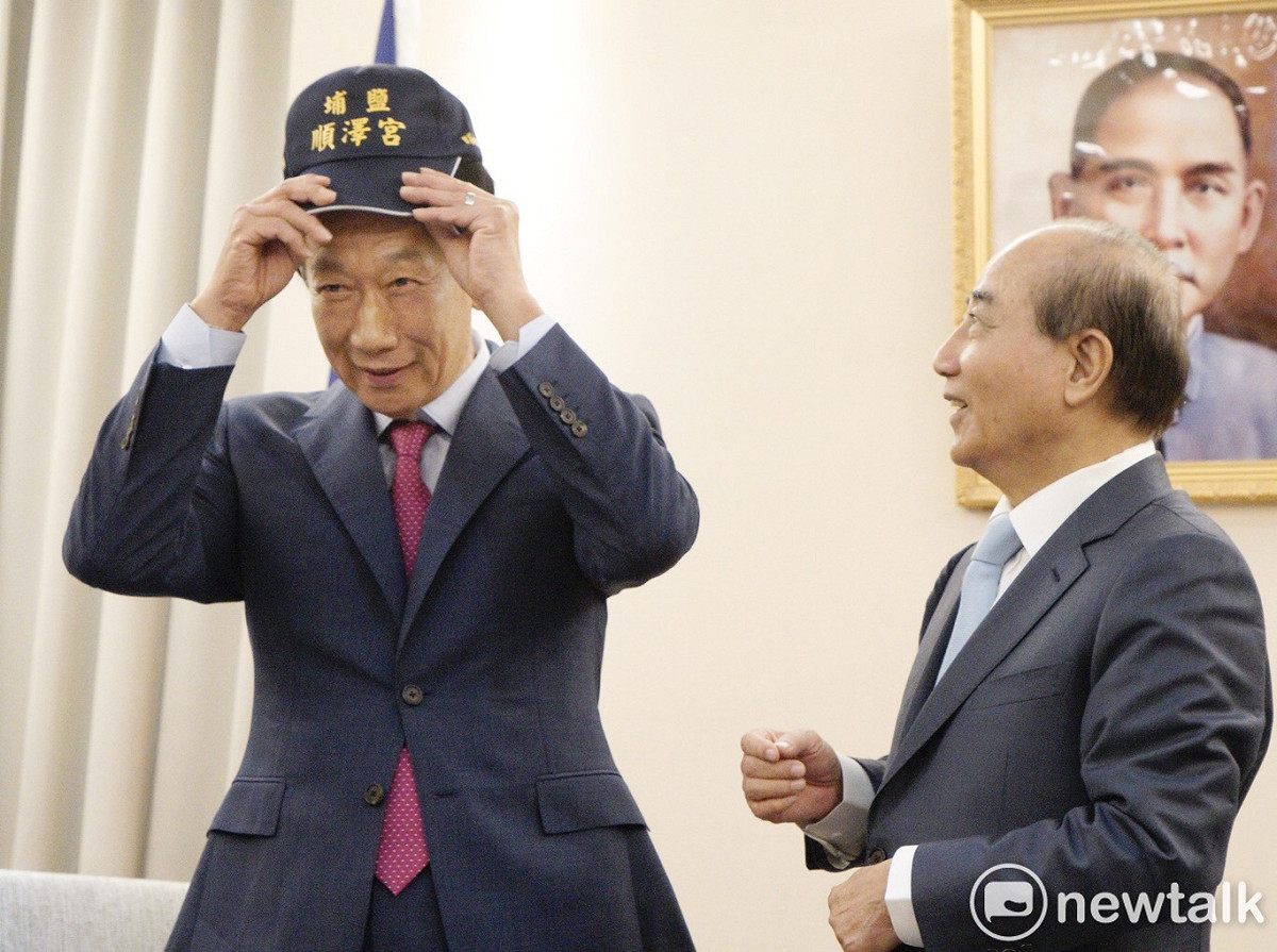 郭台銘戴上王金平贈送的埔鹽鄉順澤宮帽。 圖：張良一/攝