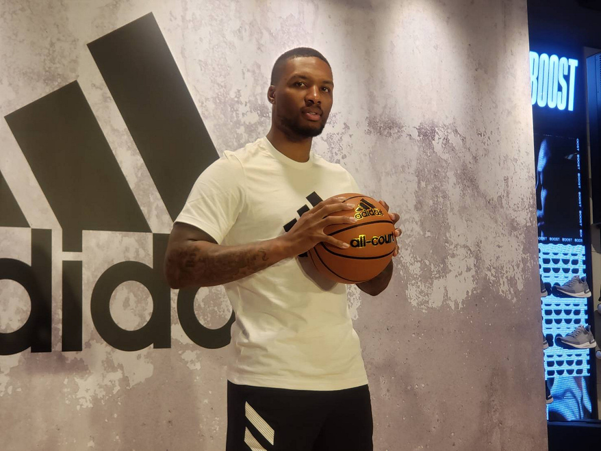 美國職籃NBA波特蘭拓荒者球星里拉德（DamianLillard）來台訪問，11日在台北出席知名運動品牌門市開幕活動，現場回應媒體提問。 圖／黃建霖攝