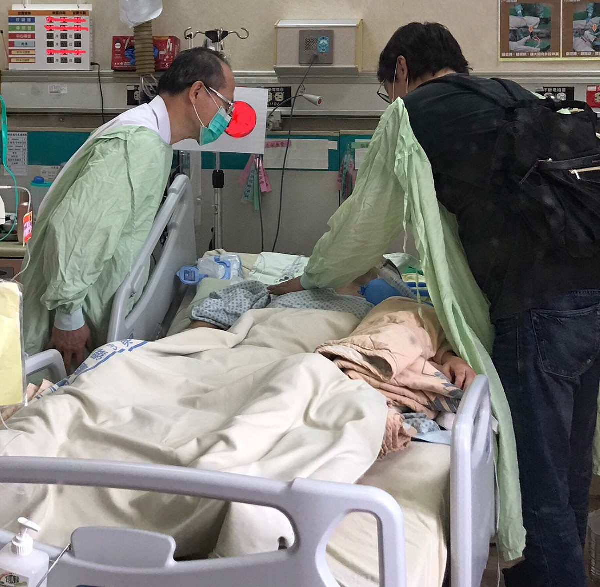 張姓婦人在日本因意外發生腦血管瘤破裂，積欠醫藥費滯留日本，在各界協助下，張姓婦人7日在家屬陪同下順利返台，入住台中榮民總醫院接受後續治療。 圖 : 台中市政府/提供