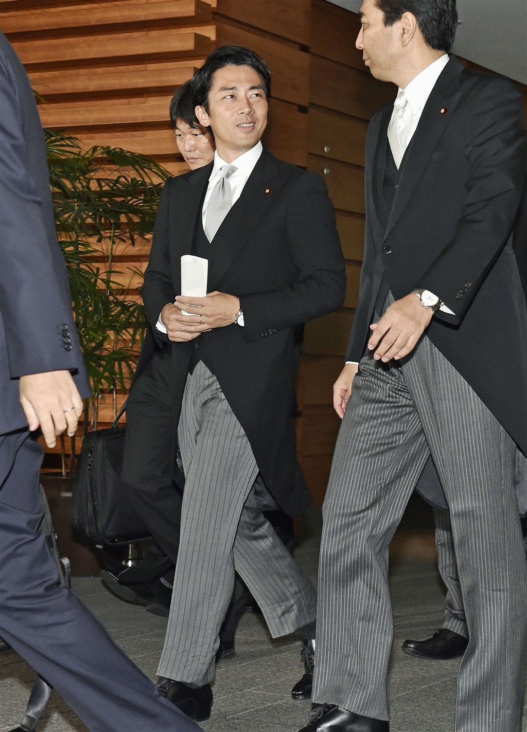 日本首相安倍晉三11日改組內閣，由內閣官房長官菅義偉公布新內閣名單，其中備受關注的自民黨眾議員小泉進次郎（中）正式接下環境大臣一職。 圖 : 共同社/提供
