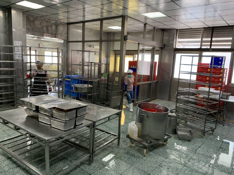 南大附中爆疑似集體食物中毒，台南市衛生局派員至團膳業者作業環境進行調查並未發現異常，本案發生原因尚待釐清。 圖：台南市衛生局／提供