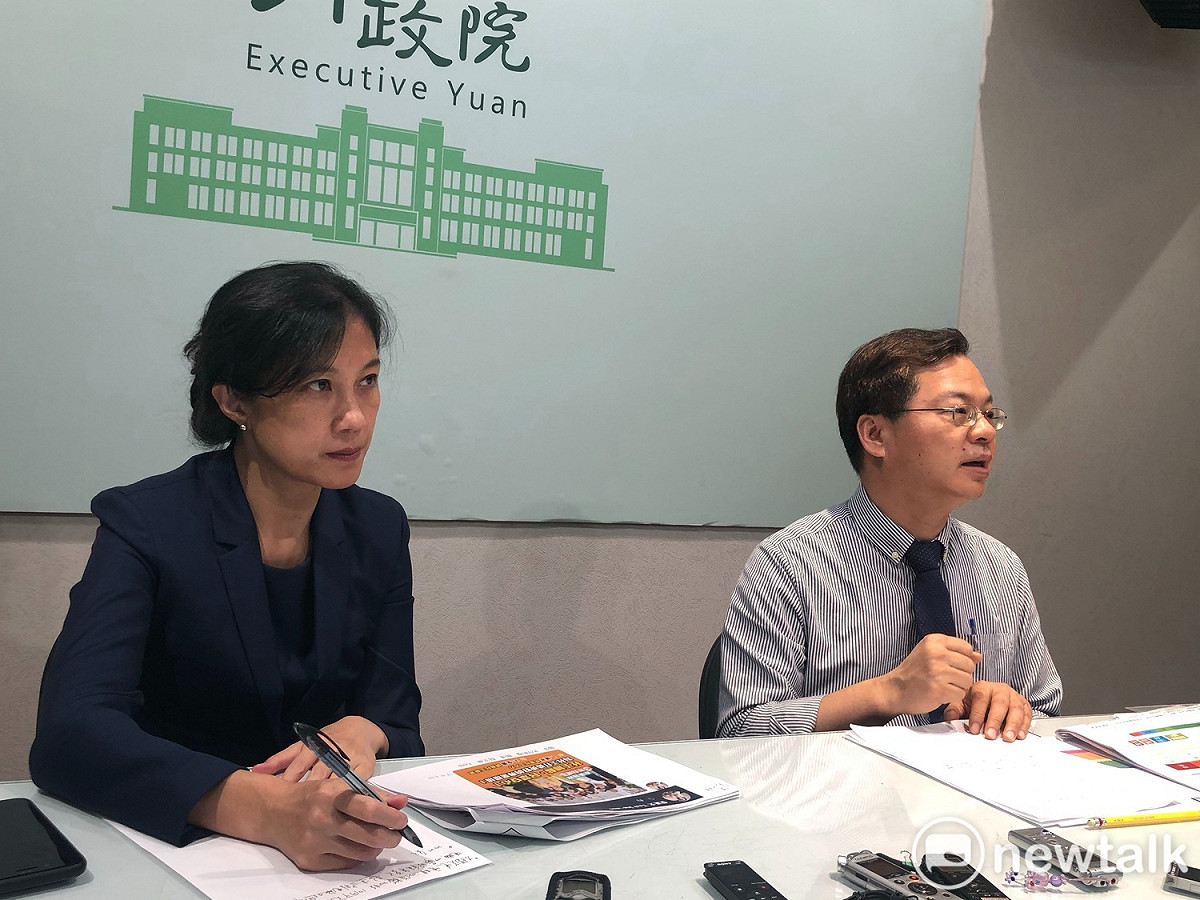 行政院發言人Kolas Yotaka（谷辣斯‧尤達卡）和政委龔明鑫（右）今（11）天下午在記者室回應時事。 圖：謝莉慧/攝