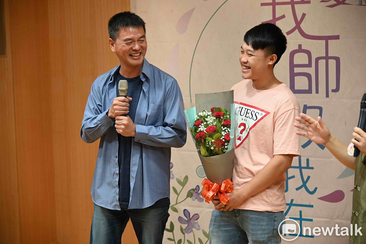 當年就讀昌福國小學生詹宇玄(右1，特別前來感謝呂聰賢老師(左)帶領他進入資訊科技。 圖：王峻昌／攝