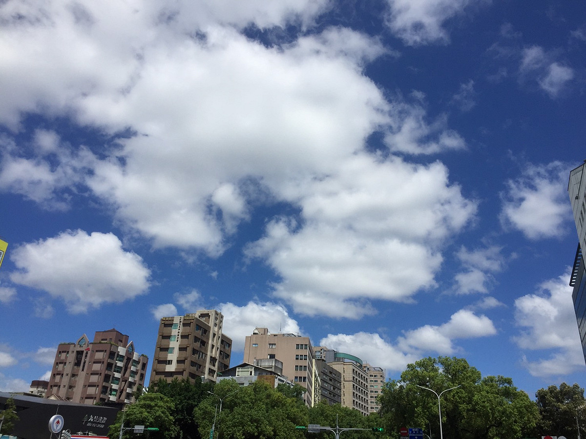 今（12日）仍舊受太平洋高壓影響，各地大多為晴到多雲的天氣。 圖：閻芝霖/攝