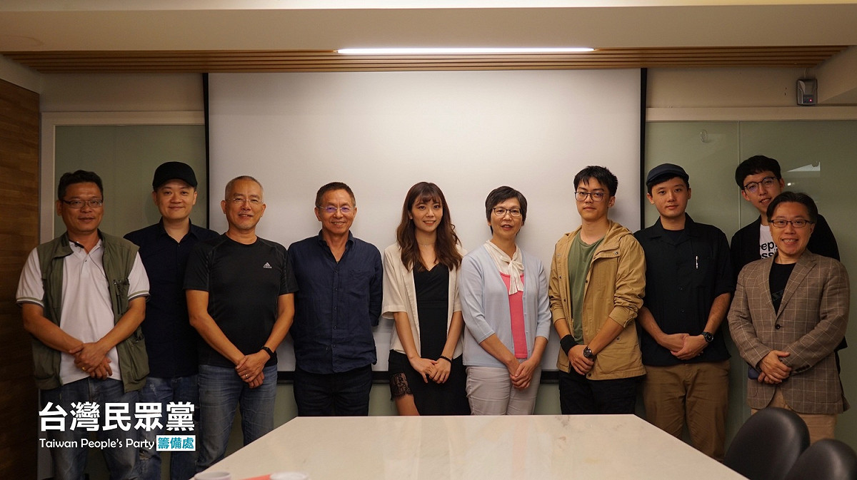台灣民眾黨創黨發起人蔡壁如(右5)，與入圍者、評審合影。 圖：台灣民眾黨／提供