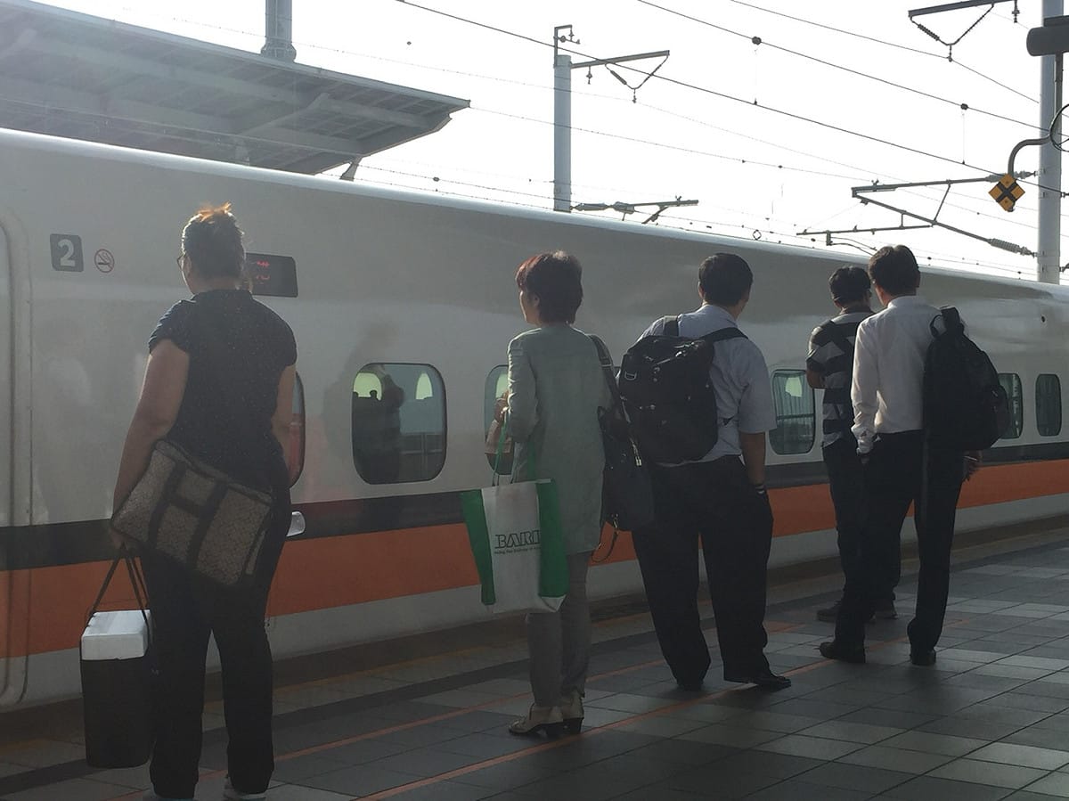 因應中秋節，台灣高鐵表示，於今(12)日和明(13)日，自南港站加開3班次南下各站停靠之全車自由座列車（商務車廂除外） 圖：閻芝霖/攝