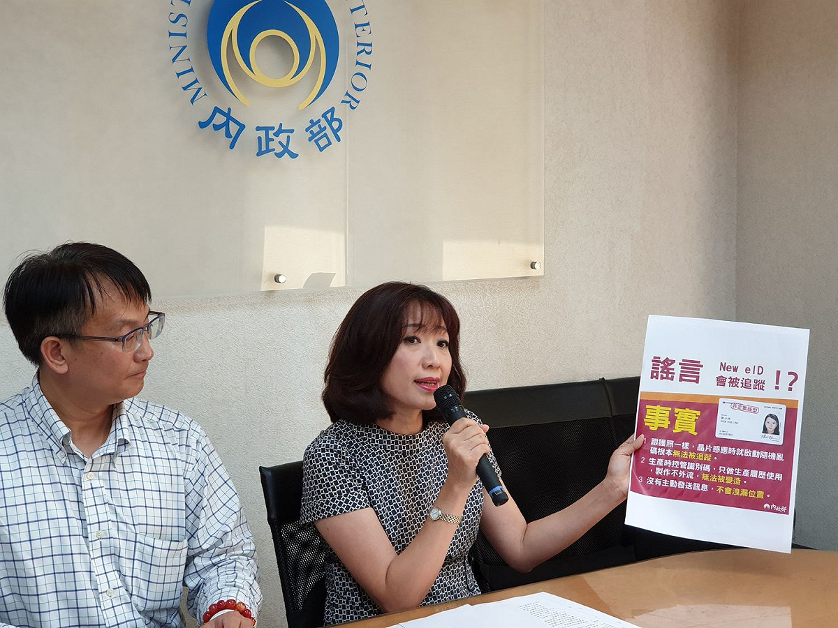 內政部戶政司長張琬宜（右）。 圖：內政部提供