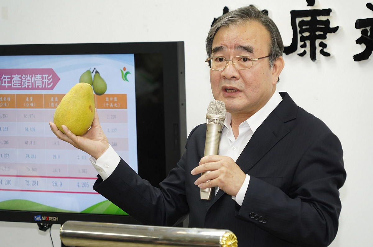 農糧署長胡忠一召開記者會回應隨意棄置文旦之指控。 圖：農糧署／提供