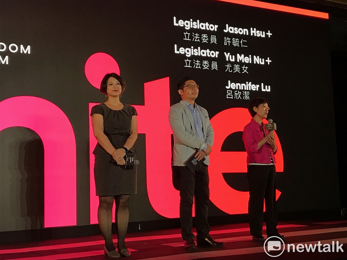 民進黨立委尤美女（右起）、國民黨立委許毓仁和婚姻平權大平台總召呂欣潔在奧斯陸自由論壇談論台灣同運30年。 圖：周煊惠 ／攝