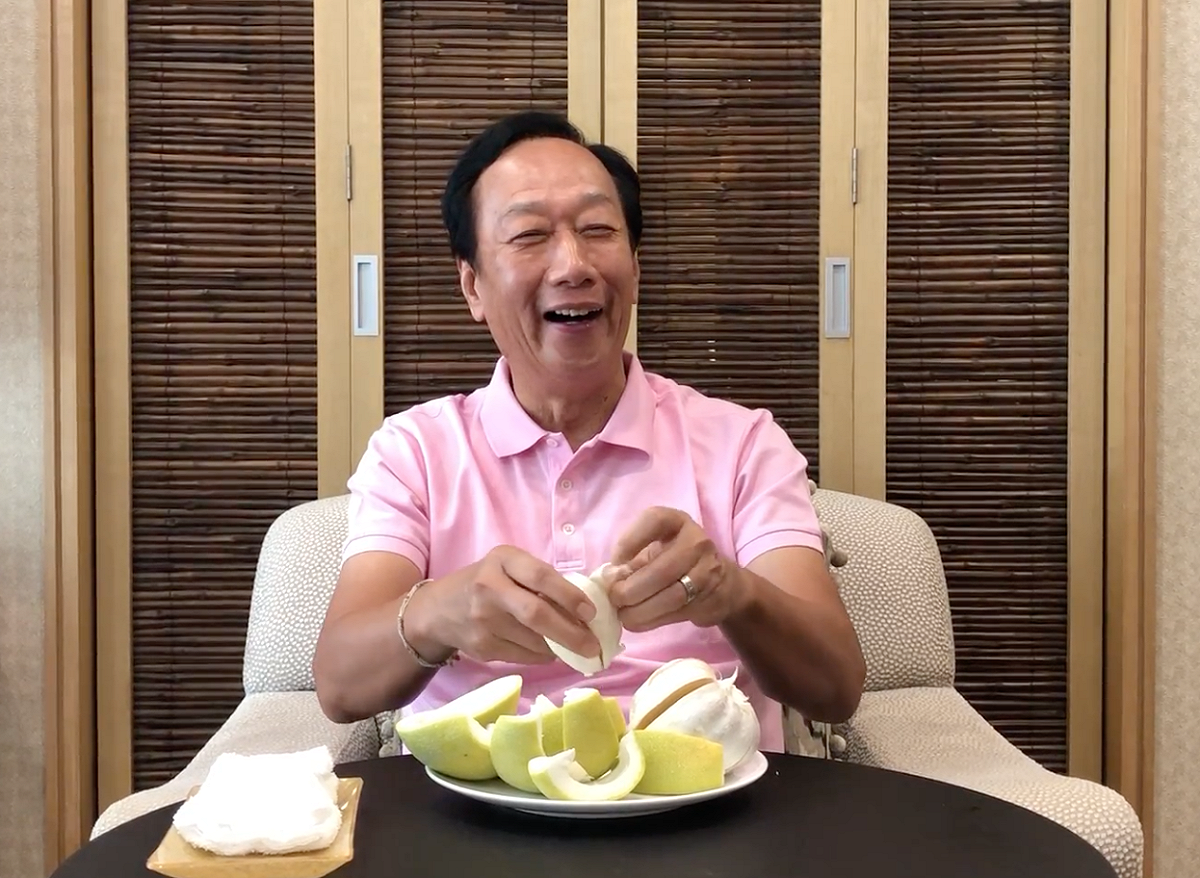 郭台銘今（13）日特別錄製影片，他邊吃著文旦，同時回答永齡基金會副執行長蔡沁瑜的一系列訪問，表示自己現在「無黨一身輕」。 圖：郭台銘辦公室/提供