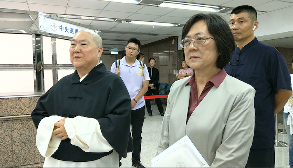 一位名為「釋悟善禪師」的出家人一早就到中選會登記，當場繳清100萬元保證金。 圖：釋悟善禪師辦公室/提供