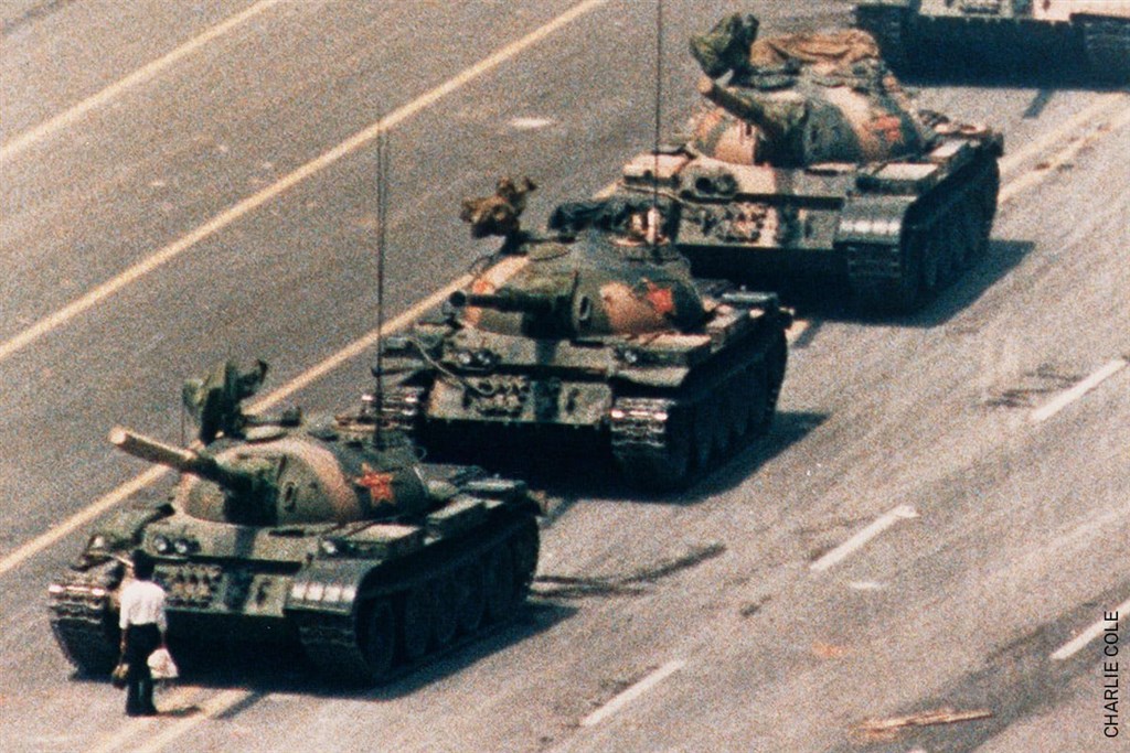 美國攝影師柯爾拍下1989年北京天安門六四事件經典照片「坦克人」。 圖：翻攝自World Press Photo臉書