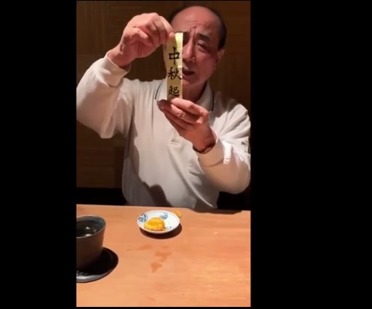 王金平直播吃月餅，真的有紙條！ 圖/台灣公道伯王金平臉書