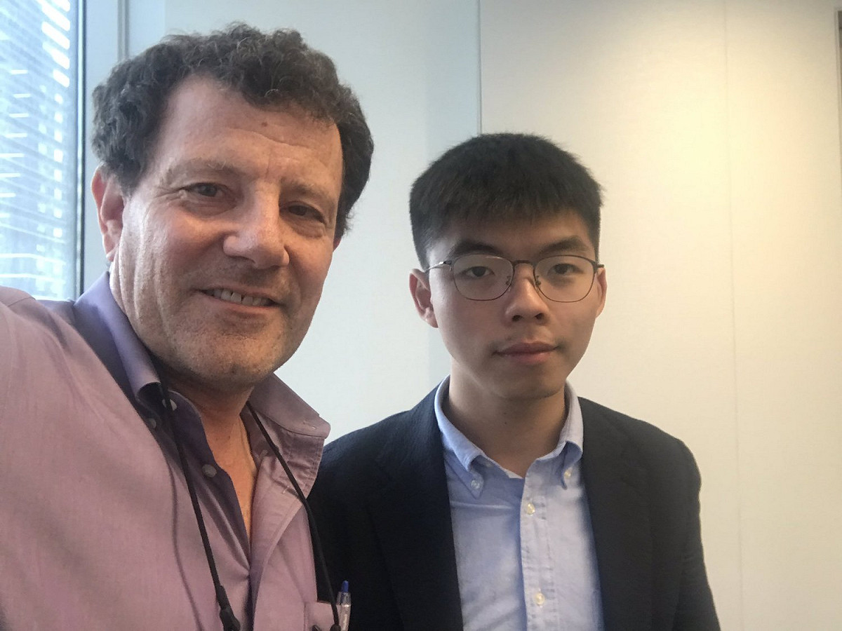 黃之鋒出席紐約哥倫比亞大學座談會，呼籲美國政治人物通過支持香港民主運動的法案。 圖/Nicholas Kristof推特