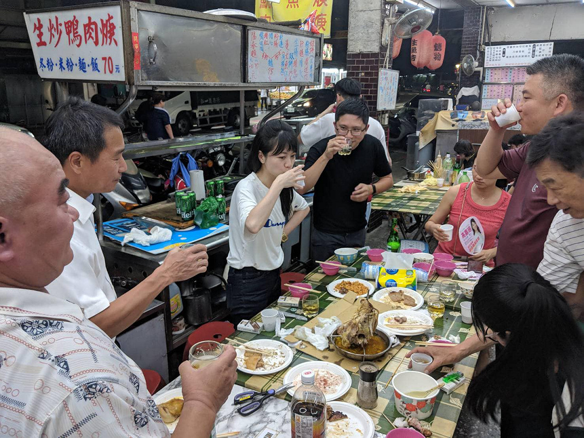 高嘉瑜與民眾歡慶中秋，舉杯同歡，網友們還大讚這張照片，「姿勢很專業」、「霸氣外露」。 圖：翻攝自高嘉瑜臉書