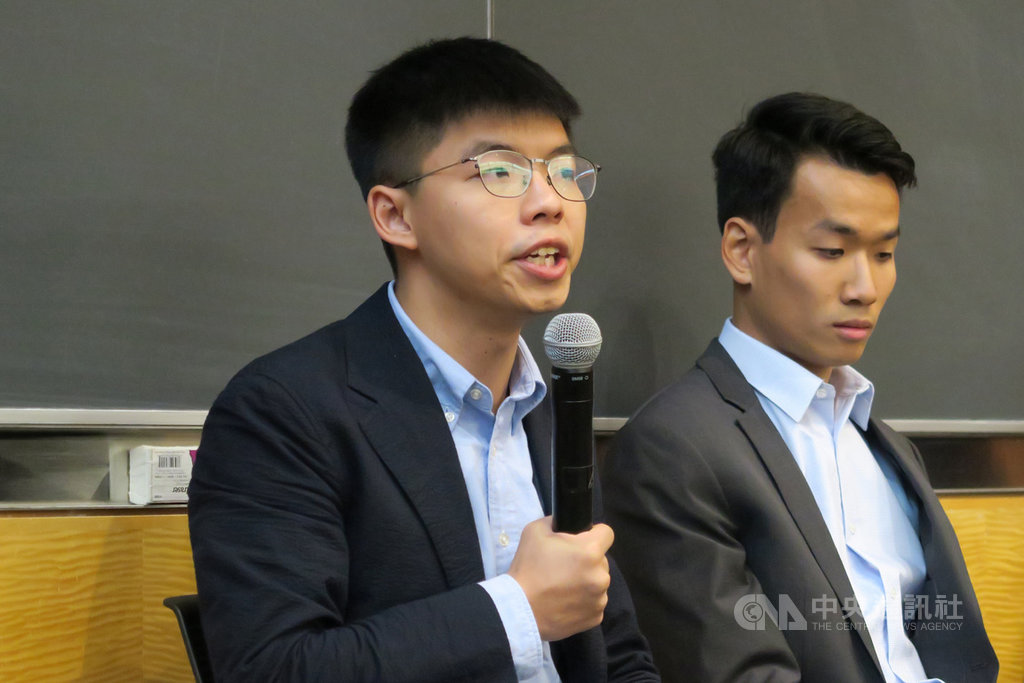 香港眾志秘書長黃之鋒（左）13日在紐約哥倫比亞大學表示，中國國務院台灣事務辦公室搞白色恐怖沒有用，他期盼更多台灣人關注香港抗爭。 圖/中央社
