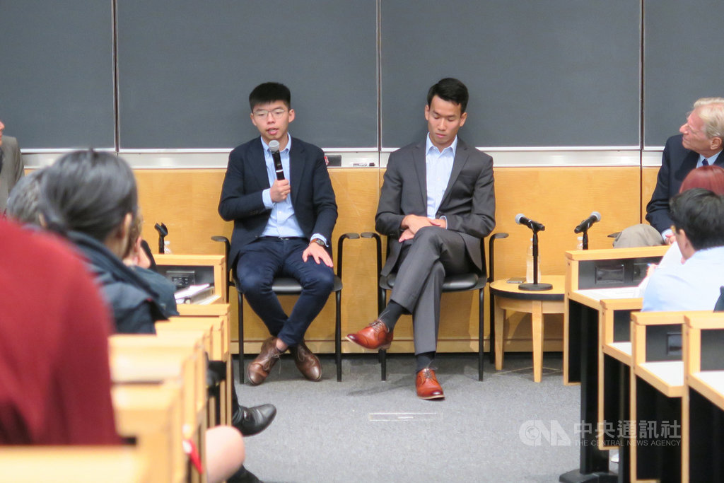 香港眾志秘書長黃之鋒（左）與「反送中」示威者梁繼平（右）訪問紐約，13日參加哥倫比亞大學法學院座談會，暢談「反送中」運動結構性因素、抗爭長期不退燒原因及未來走向。 圖/中央社