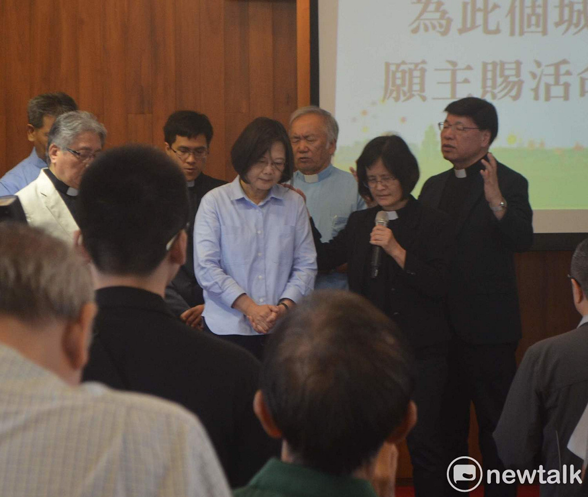 嘉義地區多名牧師為蔡英文祝福禱告。 圖：蔡坤龍/攝