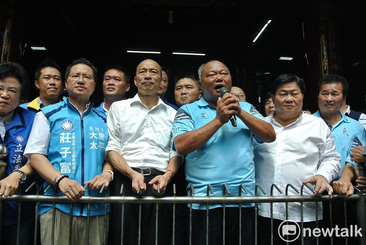 無黨籍台中市議員張滄沂（持麥克風者）是大里杙福興宮董事長，去年市長選舉支持林佳龍，這次改挺韓國瑜。  圖：唐復年/攝
