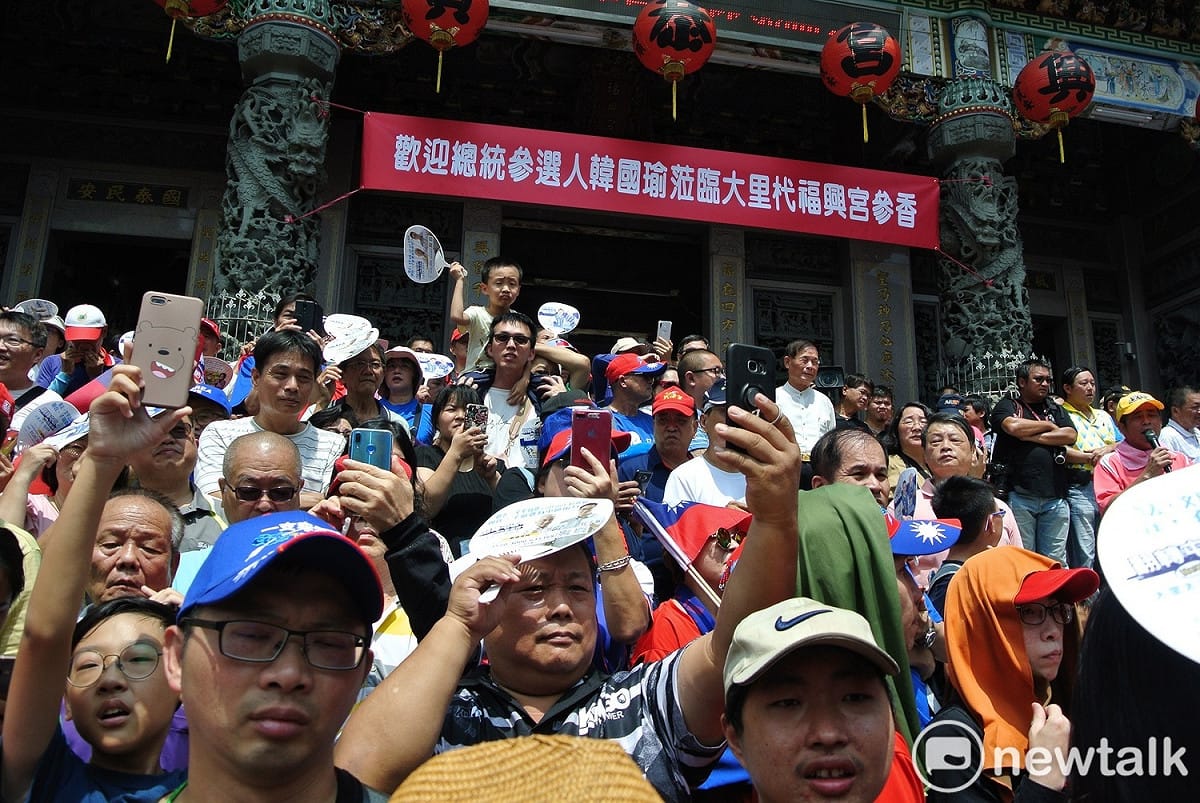支持者擠滿福興宮前。 圖：唐復年/攝
