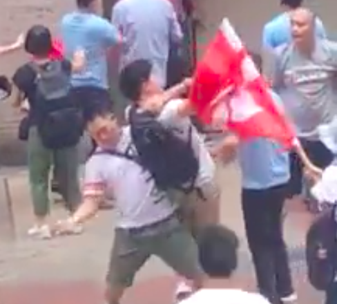 反送中衝突延燒，今（14)藍衫人，紅衫人及白衫人等親中人士分別在多區出動，有網民拍到這群親中人士攻擊年輕人。 圖：翻攝自桑普臉書。