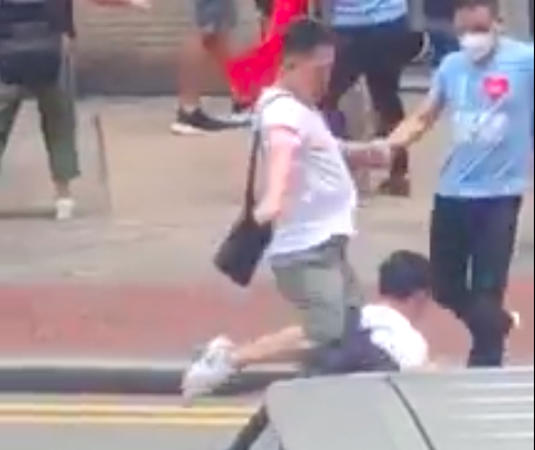 反送中衝突延燒，今（14)藍衫人，紅衫人及白衫人等親中人士分別在多區出動，有網民拍到這群親中人士攻擊年輕人。 圖：翻攝自桑普臉書。