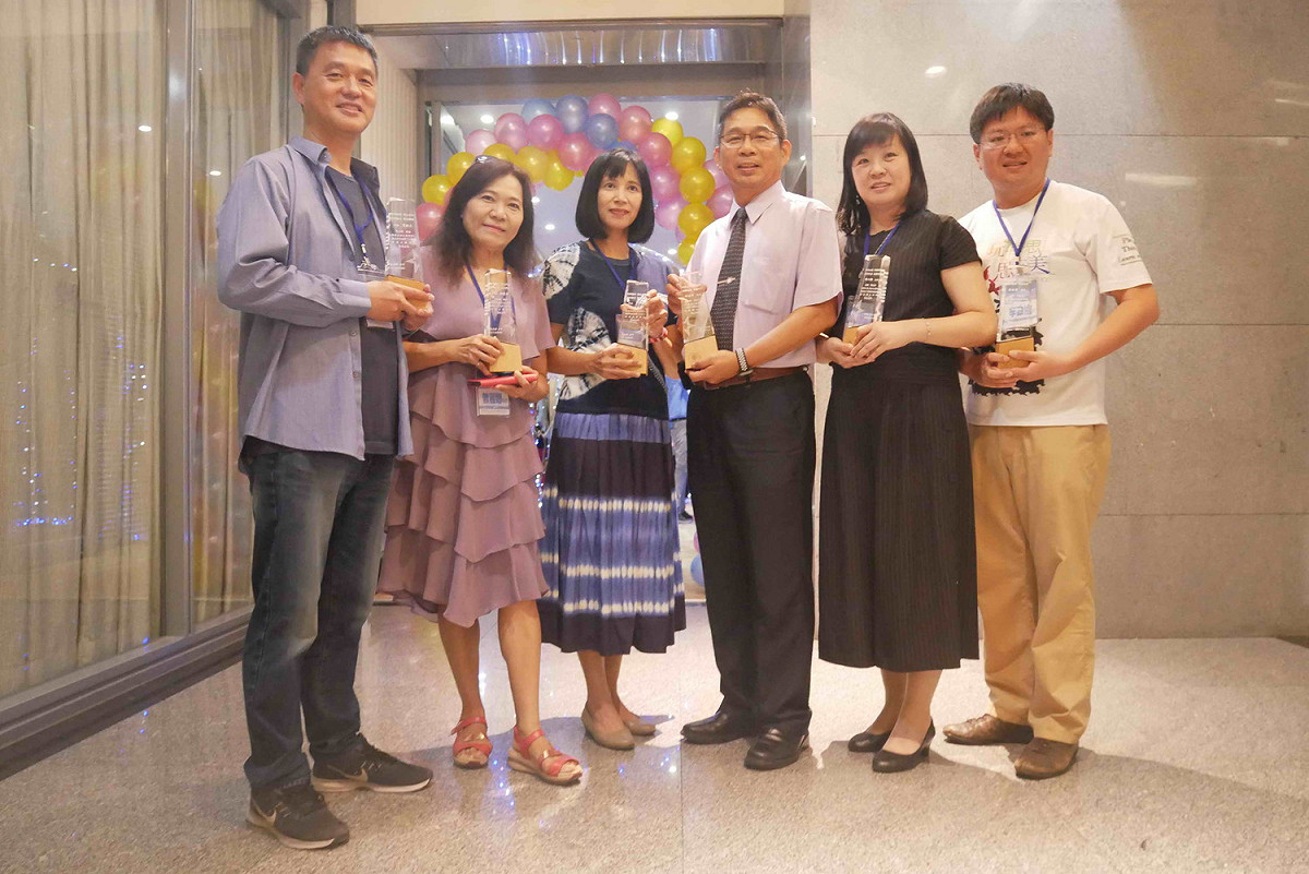 6位獲得教育部師鐸獎得主(左起呂聰賢、曾麗娜、邱琍貞、林瑞昌、楊小梅、李政憲)。  圖：新北市教育局提供