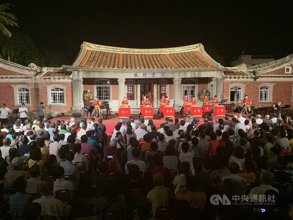 總統府國策顧問黃崑虎所舉辦的第22屆黃家古厝音樂會14日晚間在台南後壁登場，吸引大批民眾到場共賞，總統蔡英文等政界人士也出席與會。 圖：中央社提供。