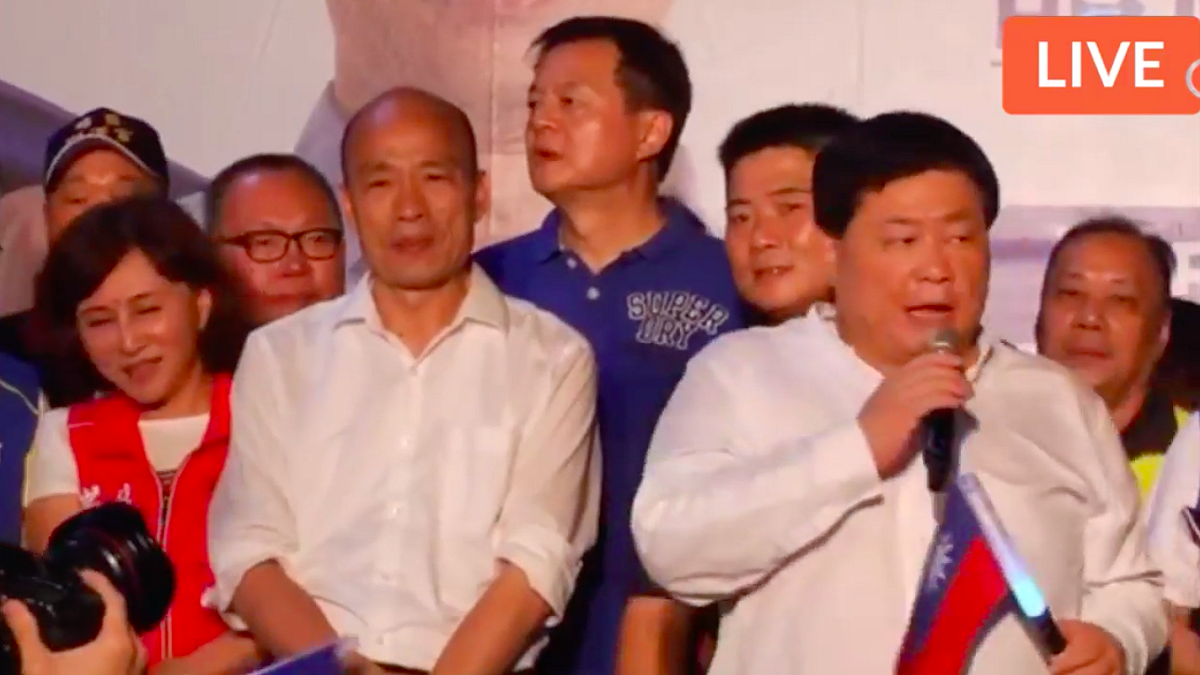 國民黨提名總統參選人韓國瑜（前）14日走訪台中，晚間最後一站抵達大甲鎮瀾宮，但遲到1個小時，顏清標陪同上台幫解釋「大家嘜見怪韓國瑜厚某」，要怪「怪我標仔」。 圖：翻攝自唐風臉書。