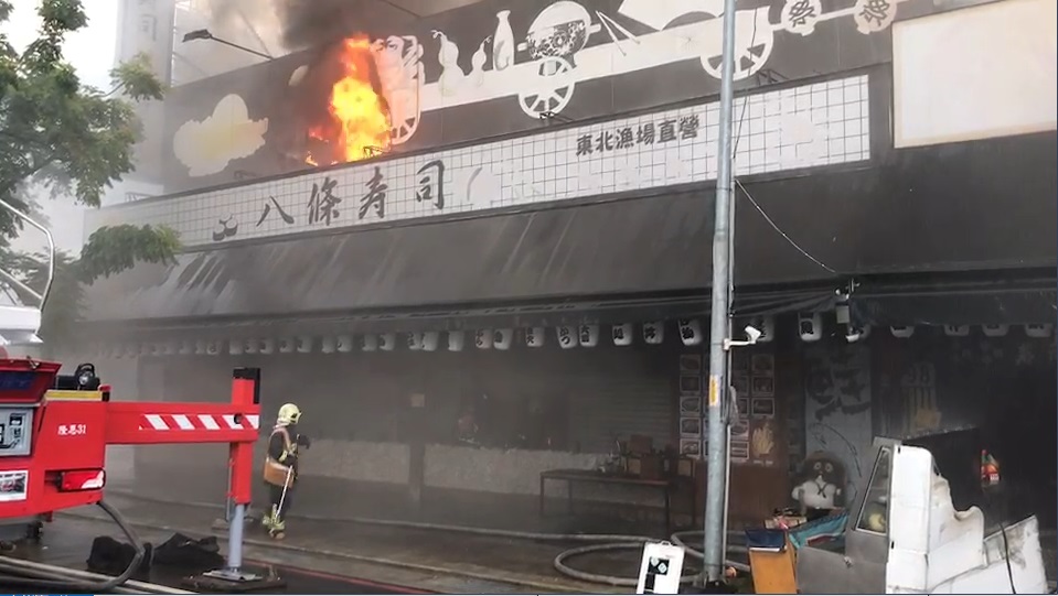 三峽介壽路排隊名店「八條壽司」清晨發生火警。 圖/翻攝自我是三峽人