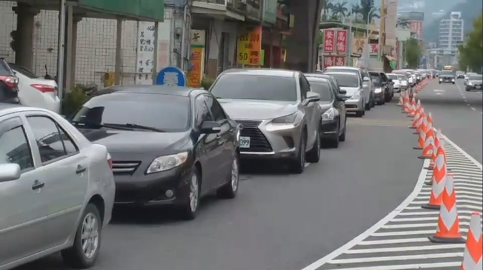 國道5號頭城交流道一早湧現車潮。