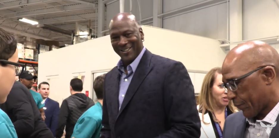 Michael Jordan。 圖：擷取自黃蜂隊官方Youtube