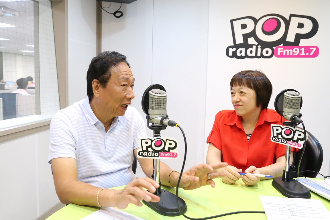前鴻海集團董事長受《POP搶先爆》主持人邱明玉專訪。 圖：POP搶先爆提供