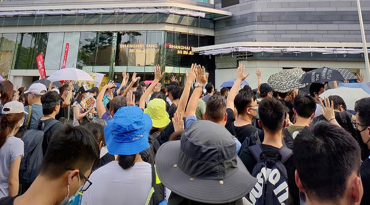 不顧警方發出反對遊行通知書，港人今日再度上街抗議。 圖：翻攝自香港作家Ｍiddle臉書