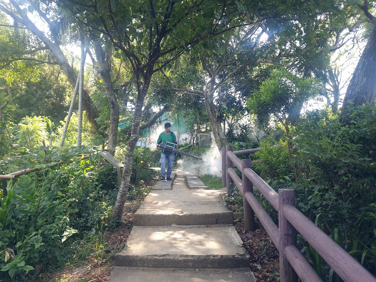 衛生人員於國強嶺步道進行化學防治，國強嶺步道已於10月24日正式解除屈公病監測。（資料照） 圖：新北市衛生局／提供