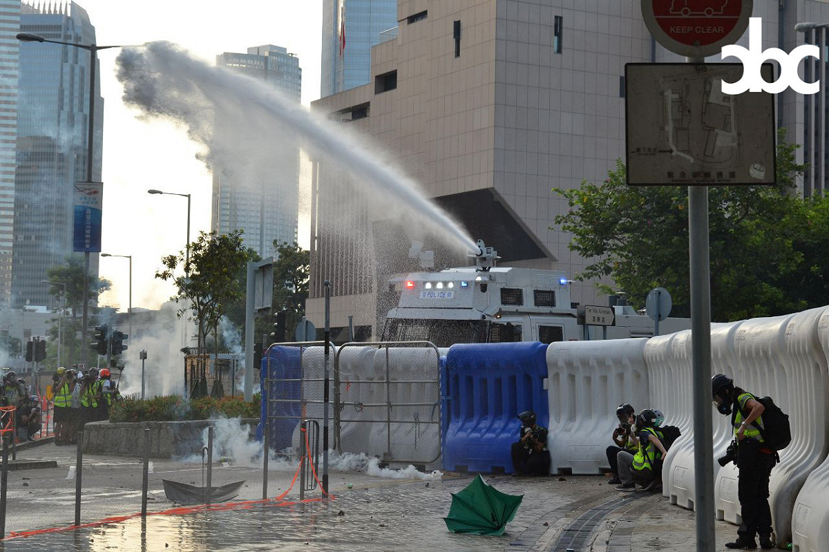 港警派出水砲車噴射水柱，驅離反送中示威民眾。 圖：翻攝自城市廣播臉書