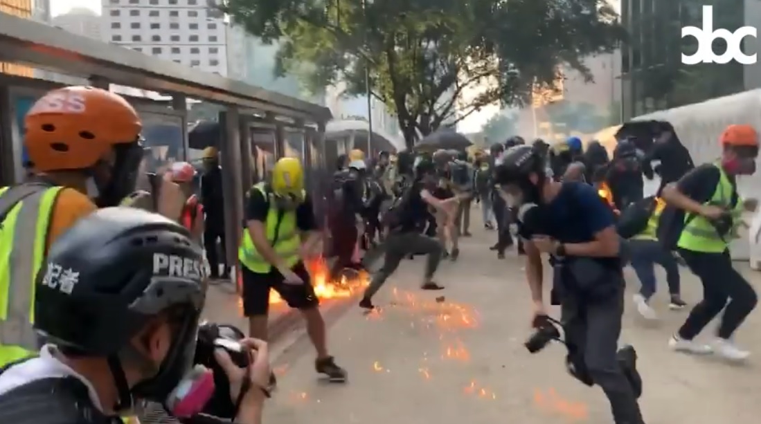 激進示威者到處丟擲汽油彈，連記者及其他遊行民眾都遭波及。 圖：翻攝自城市廣播臉書