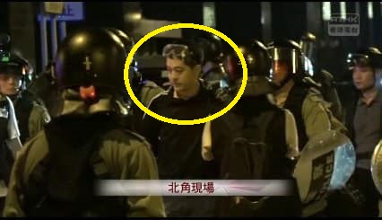 香港民主黨議員許智峯（圓圈處）15日晚間在處理街坊被警方攔查時，遭到員警指控妨礙公務而拘捕。 圖：翻攝自香港民主黨臉書