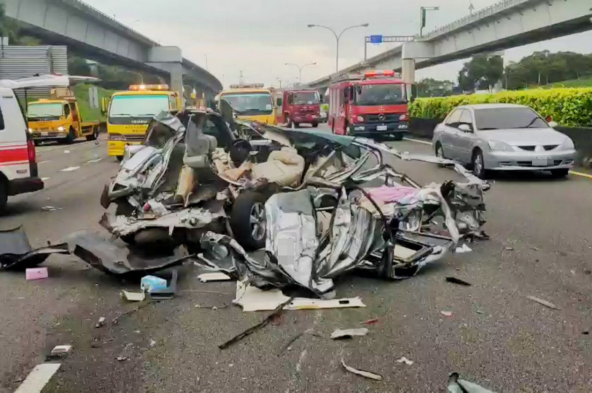 國道一號北上42.3公里林口交流道，今早發生連環交通事故，造成2名重傷、5名輕傷。 圖：桃園市消防隊提供