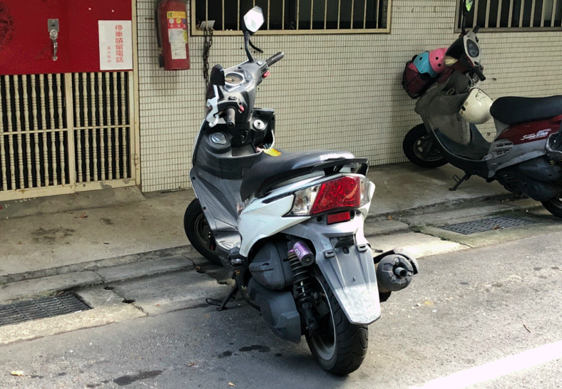 日前有民眾的車子因引擎故障辦理停駛，將車牌繳存在監理機關後，就將車輛停放在馬路上，結果被以「汽車未懸掛號牌於道路停車」舉發，吃上罰單。 圖：新北市政府／提供