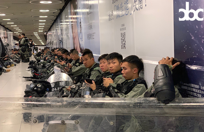 反送中示威行動持續升溫，港警持續坐鎮崗位。 圖：翻攝自城市廣播臉書