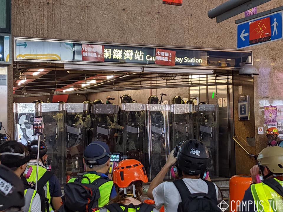 港警為壓制反送中激進民眾，群起阻擋人民。 圖：翻攝自香港大學學生會校園電視臉書