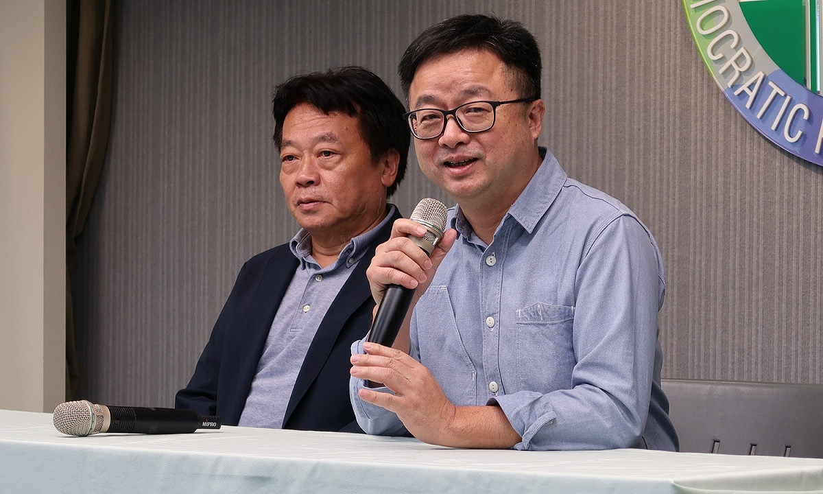 台灣團結聯盟主席劉一德（右）與民進黨秘書長羅文嘉。 圖：林朝億/攝