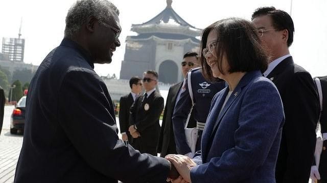 2018年蔡英文總統接見索羅門群島總理蘇嘉瓦瑞伉儷訪華團。 圖：總統府提供（資料照片）