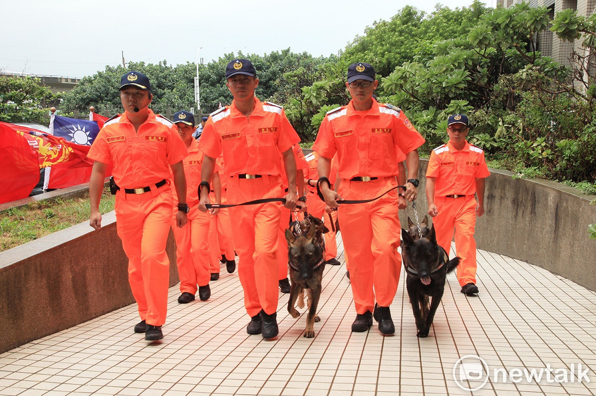 海巡署於北部分署竹圍營區成立「海巡偵搜犬區隊」，將來在海防第一線，尤其是重要的商港及漁港布建，加強邊境防疫及維安。 圖：林昀真／攝