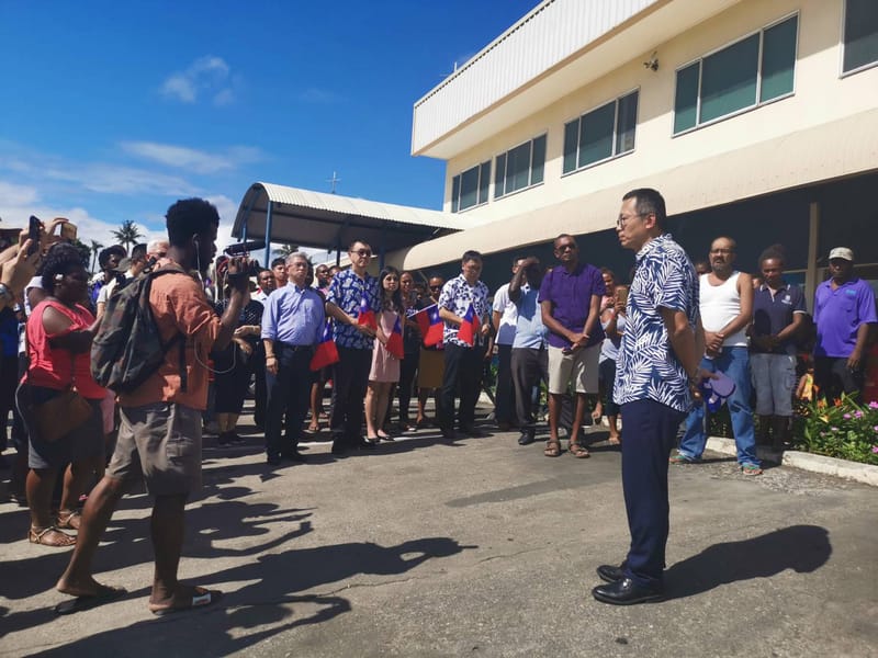 台灣與索羅門群島去年9月16日斷交，中華民國駐索羅門大使館於去年9月17日早上舉行降旗典禮，有民眾持小國旗參加降旗典禮。 圖 : 僑胞/提供