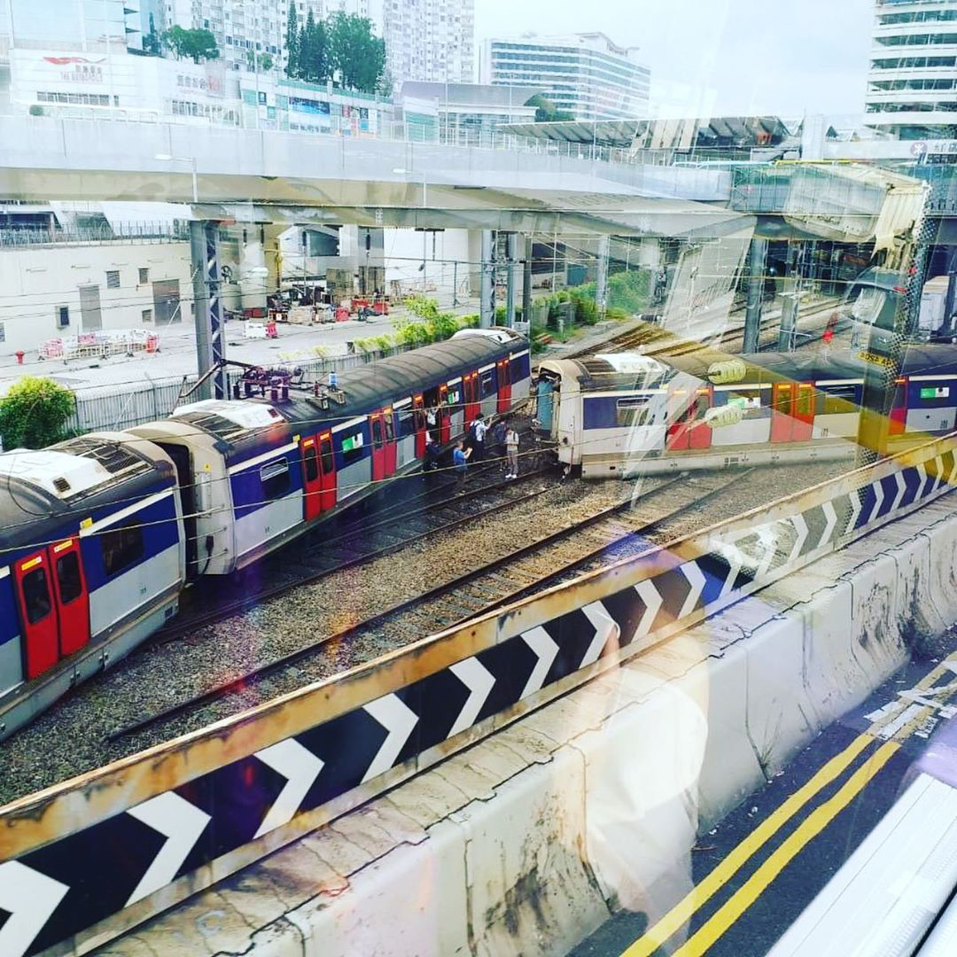 港鐵東鐵線紅磡站17日上午8時許傳出「載客列車出軌」意外。 圖：翻攝PTT網頁
